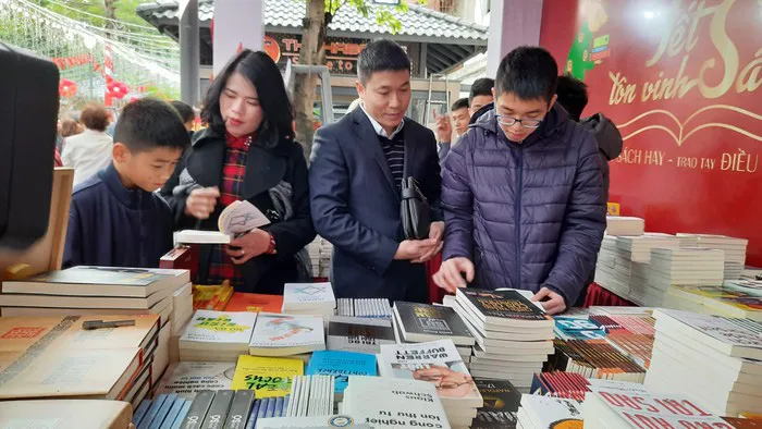Người dân Hà Nội trẩy hội Phố Sách Xuân Canh Tý 2020 - Ảnh 3. Người dân Hà Nội trẩy hội Phố Sách Xuân Canh Tý 2020 - Ảnh 3.