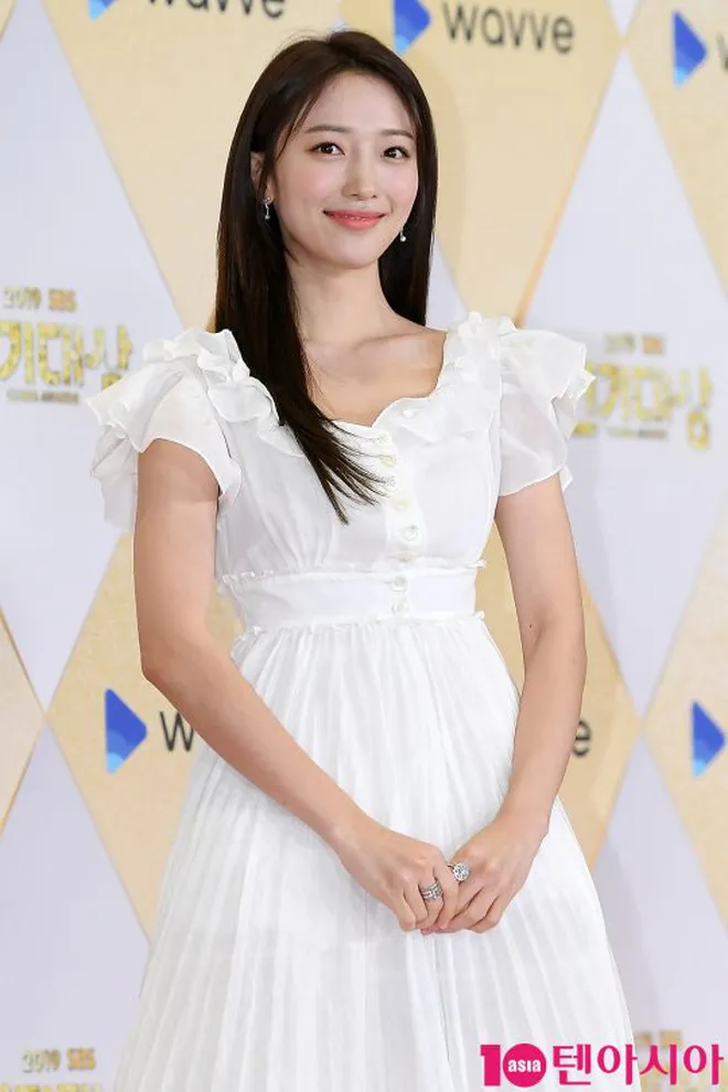 Loạt sao thắp sáng thảm đỏ SBS Drama Awards 2019 - Ảnh 18. Loạt sao thắp sáng thảm đỏ SBS Drama Awards 2019 - Ảnh 18.