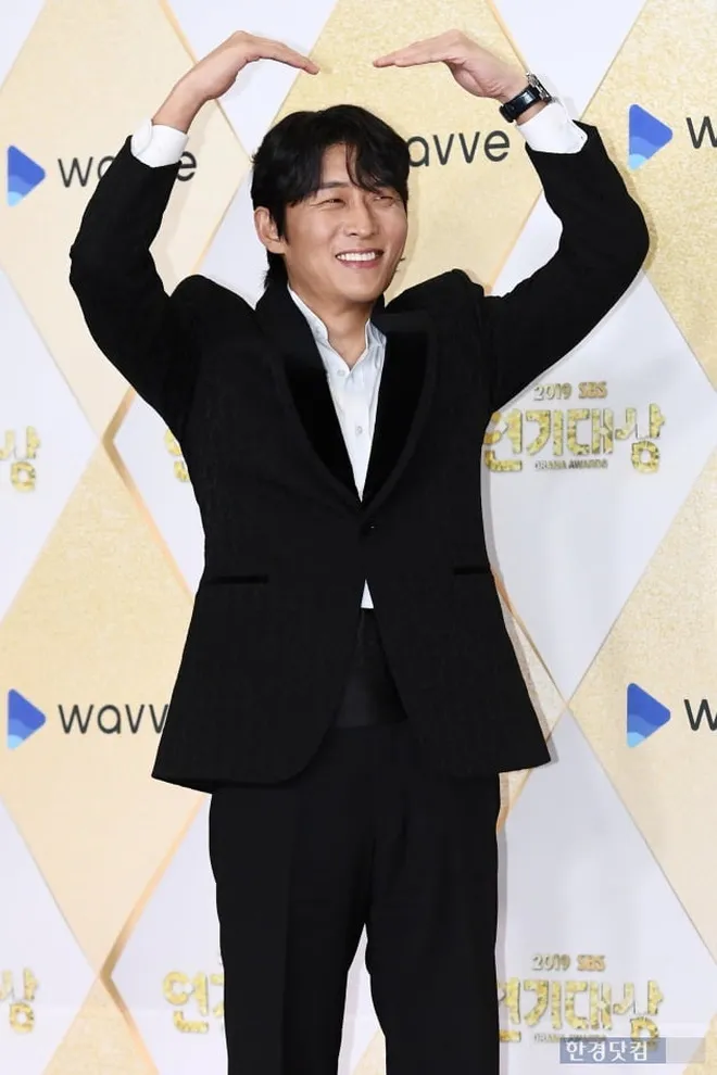 Loạt sao thắp sáng thảm đỏ SBS Drama Awards 2019 - Ảnh 24. Loạt sao thắp sáng thảm đỏ SBS Drama Awards 2019 - Ảnh 24.