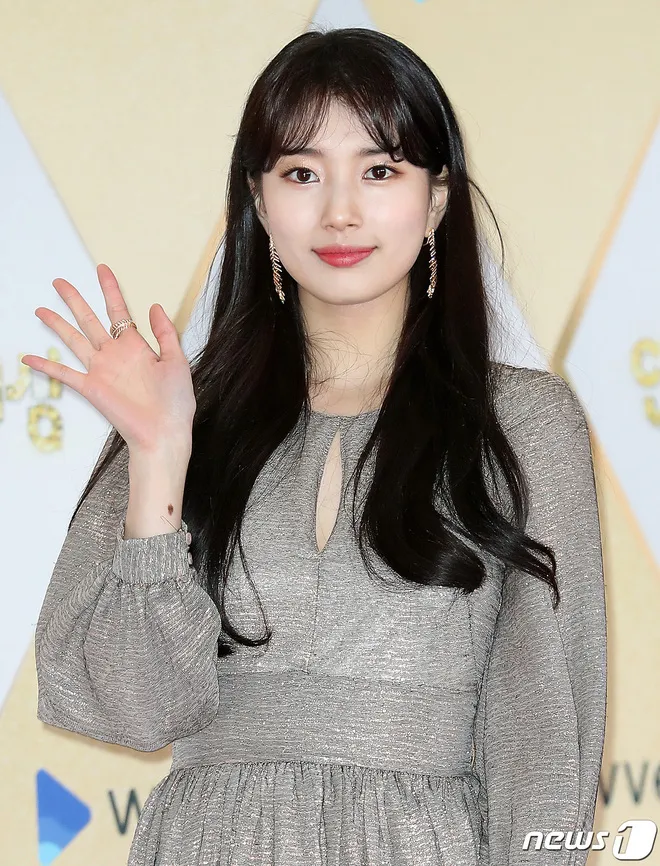 Loạt sao thắp sáng thảm đỏ SBS Drama Awards 2019 - Ảnh 4. Loạt sao thắp sáng thảm đỏ SBS Drama Awards 2019 - Ảnh 4.