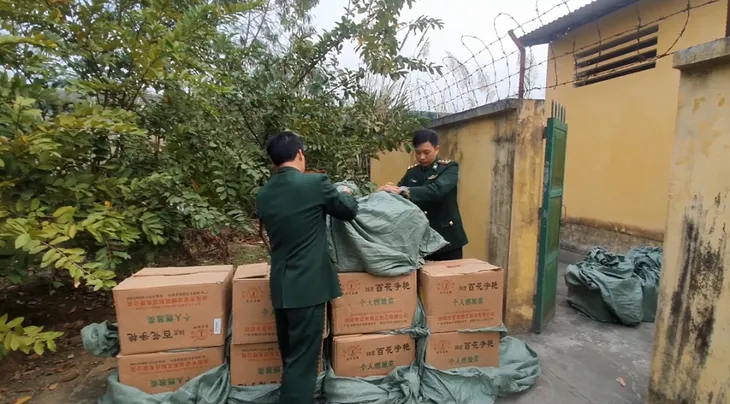 Lào Cai bắt giữ hơn 600 kg pháo vận chuyển qua biên giới - Ảnh 1. Lào Cai bắt giữ hơn 600 kg pháo vận chuyển qua biên giới - Ảnh 1.