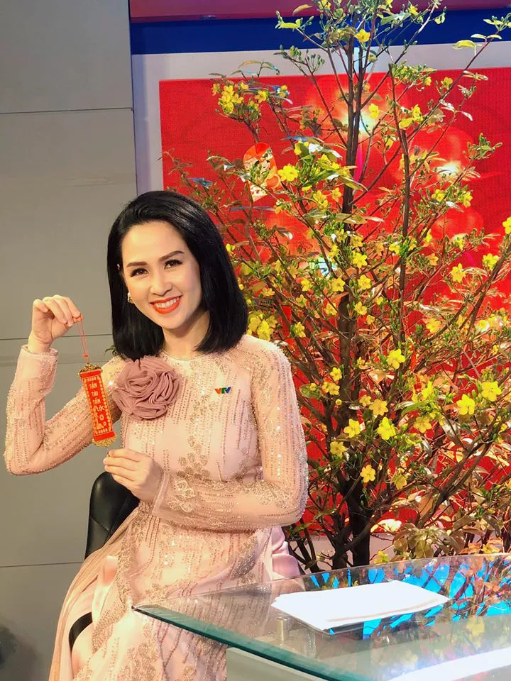 Nữ MC, BTV VTV diện áo dài duyên dáng dịp Tết - Ảnh 6. Nữ MC, BTV VTV diện áo dài duyên dáng dịp Tết - Ảnh 6.