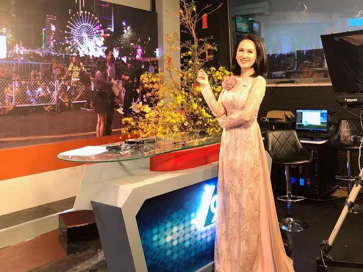 Nữ MC, BTV VTV diện áo dài duyên dáng dịp Tết - Ảnh 7. Nữ MC, BTV VTV diện áo dài duyên dáng dịp Tết - Ảnh 7.