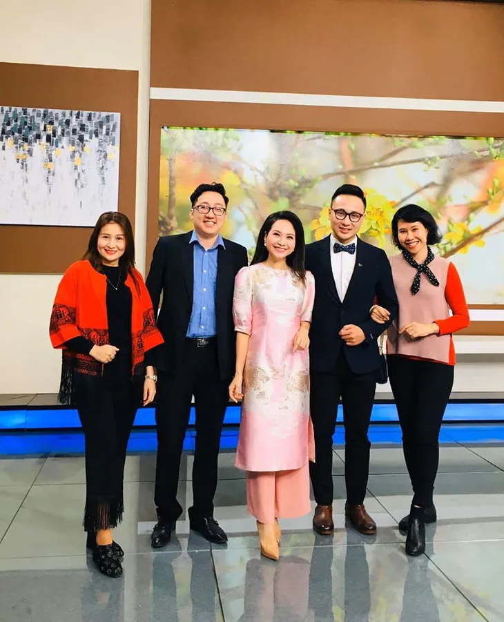 Nữ MC, BTV VTV diện áo dài duyên dáng dịp Tết - Ảnh 3. Nữ MC, BTV VTV diện áo dài duyên dáng dịp Tết - Ảnh 3.