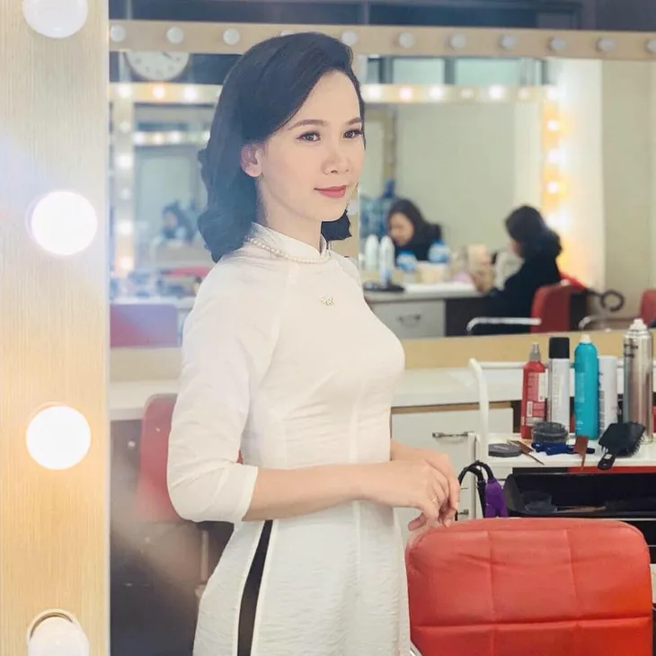 Nữ MC, BTV VTV diện áo dài duyên dáng dịp Tết - Ảnh 11. Nữ MC, BTV VTV diện áo dài duyên dáng dịp Tết - Ảnh 11.