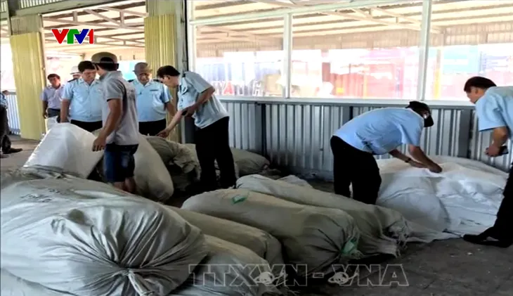 Thu giữ 3 container hàng giả mạo xuất xứ - Ảnh 1. Thu giữ 3 container hàng giả mạo xuất xứ - Ảnh 1.