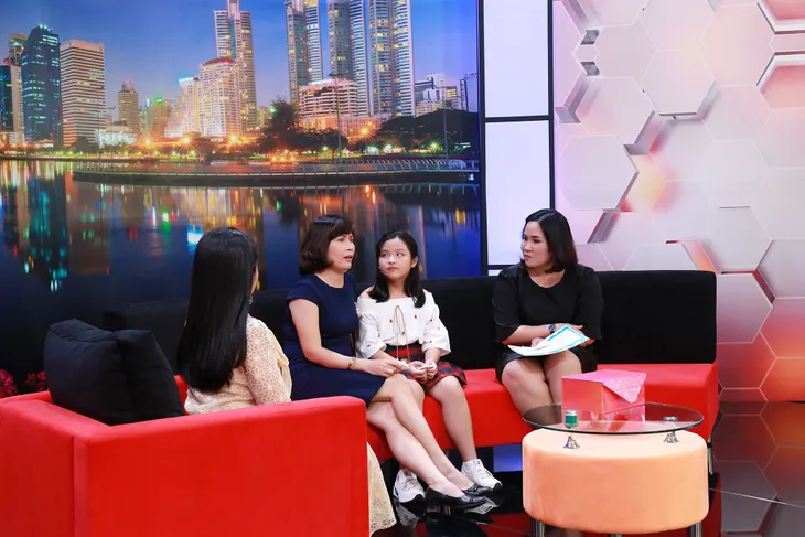 Quán quân Tiếu lâm tứ trụ nhí Ái My bật khóc vì thương mẹ mải kiếm tiền không có thời gian chăm sóc bản thân - Ảnh 2. Quán quân Tiếu lâm tứ trụ nhí Ái My bật khóc vì thương mẹ mải kiếm tiền không có thời gian chăm sóc bản thân - Ảnh 2.