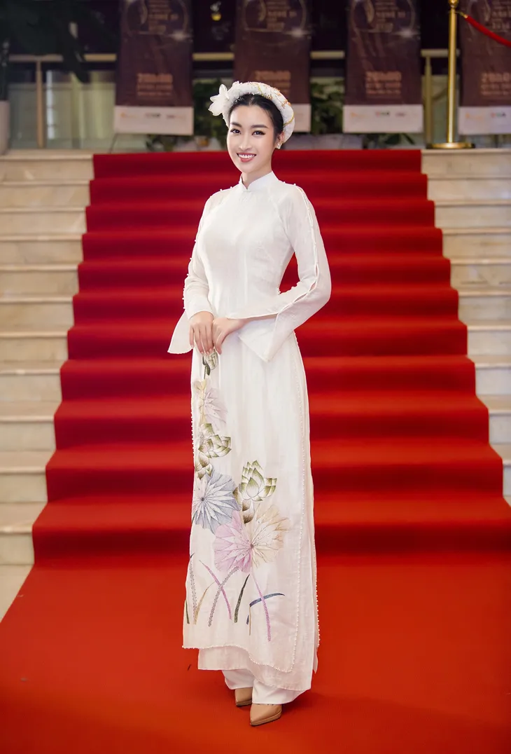 Hoa hậu Ngọc Hân, Đỗ Mỹ Linh diện áo dài đọ sắc một 9 một 10 - Ảnh 6. Hoa hậu Ngọc Hân, Đỗ Mỹ Linh diện áo dài đọ sắc một 9 một 10 - Ảnh 6.