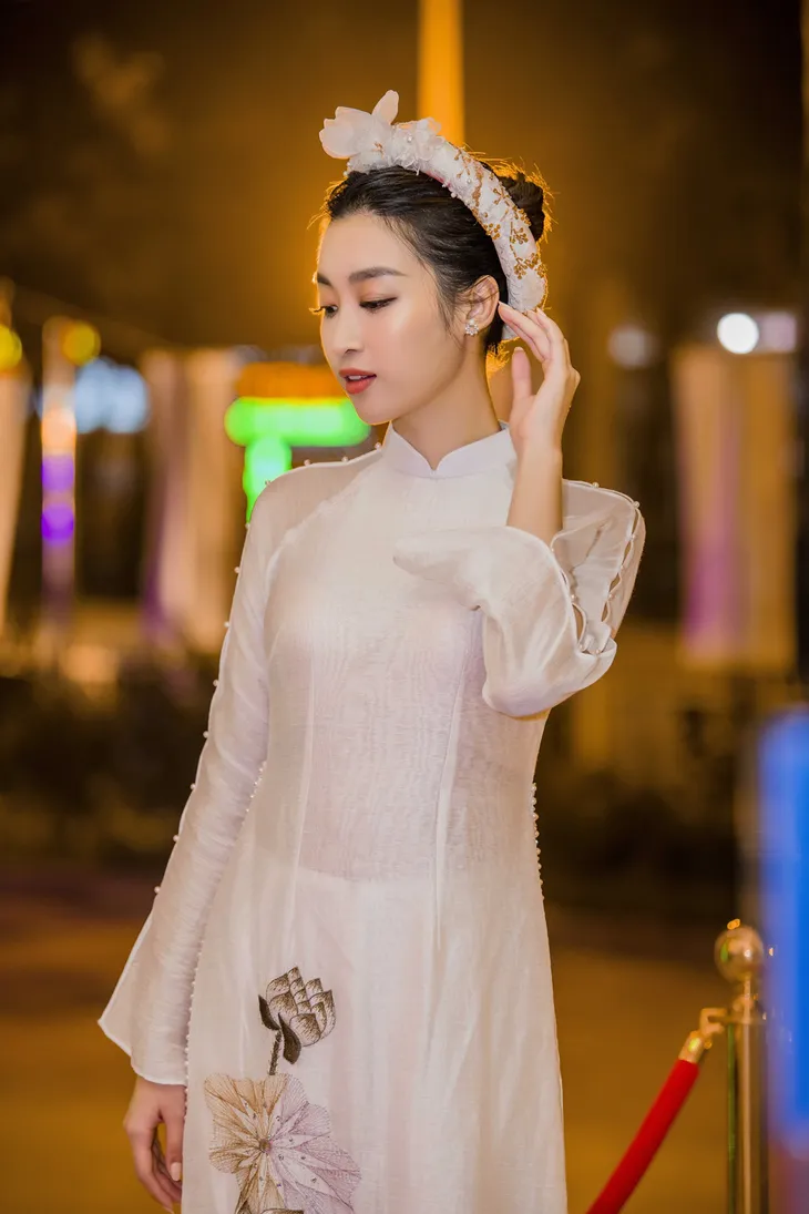 Hoa hậu Ngọc Hân, Đỗ Mỹ Linh diện áo dài đọ sắc một 9 một 10 - Ảnh 11. Hoa hậu Ngọc Hân, Đỗ Mỹ Linh diện áo dài đọ sắc một 9 một 10 - Ảnh 11.