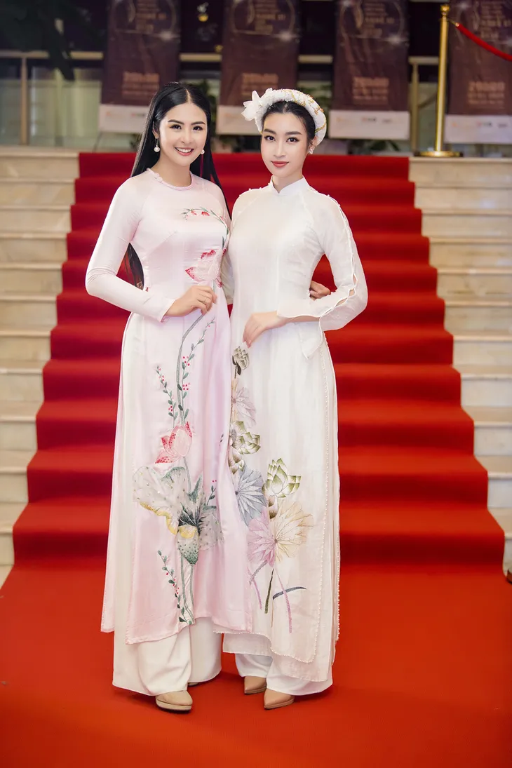 Hoa hậu Ngọc Hân, Đỗ Mỹ Linh diện áo dài đọ sắc một 9 một 10 - Ảnh 1. Hoa hậu Ngọc Hân, Đỗ Mỹ Linh diện áo dài đọ sắc một 9 một 10 - Ảnh 1.