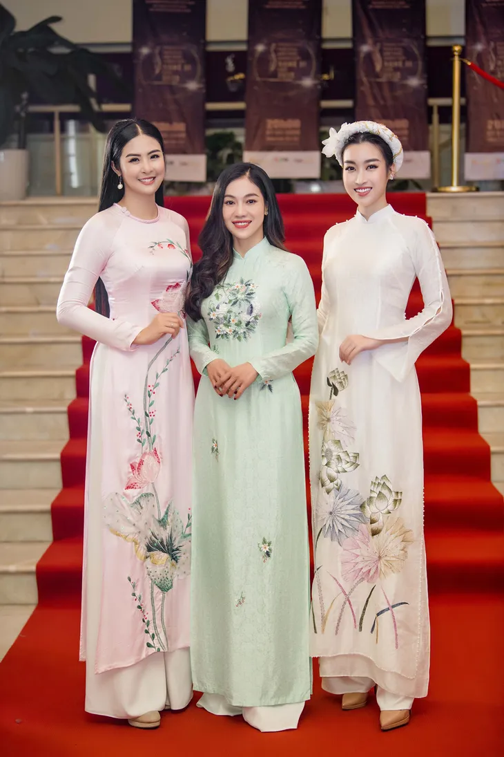 Hoa hậu Ngọc Hân, Đỗ Mỹ Linh diện áo dài đọ sắc một 9 một 10 - Ảnh 9. Hoa hậu Ngọc Hân, Đỗ Mỹ Linh diện áo dài đọ sắc một 9 một 10 - Ảnh 9.