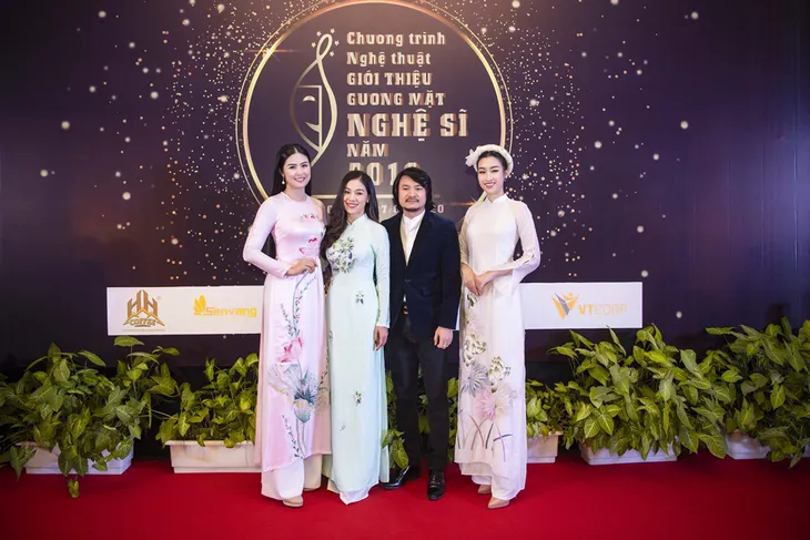 Hoa hậu Ngọc Hân, Đỗ Mỹ Linh diện áo dài đọ sắc một 9 một 10 - Ảnh 8. Hoa hậu Ngọc Hân, Đỗ Mỹ Linh diện áo dài đọ sắc một 9 một 10 - Ảnh 8.