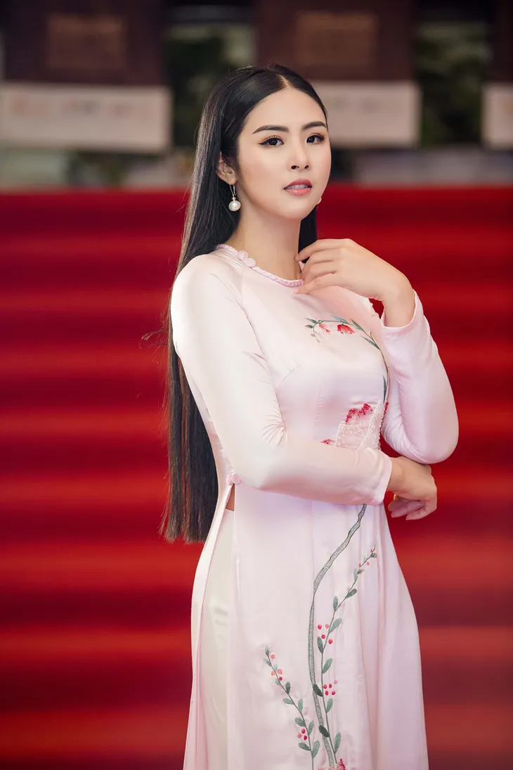Hoa hậu Ngọc Hân, Đỗ Mỹ Linh diện áo dài đọ sắc một 9 một 10 - Ảnh 7. Hoa hậu Ngọc Hân, Đỗ Mỹ Linh diện áo dài đọ sắc một 9 một 10 - Ảnh 7.