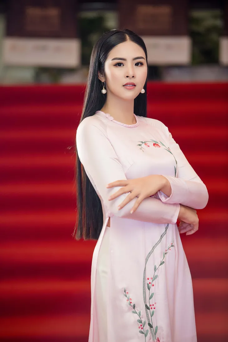 Hoa hậu Ngọc Hân, Đỗ Mỹ Linh diện áo dài đọ sắc một 9 một 10 - Ảnh 4. Hoa hậu Ngọc Hân, Đỗ Mỹ Linh diện áo dài đọ sắc một 9 một 10 - Ảnh 4.