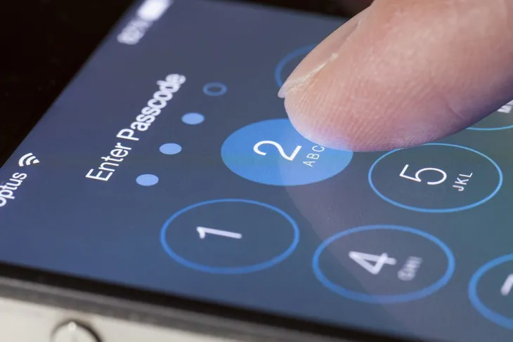 Không thể bẻ khóa iPhone, FBI lại phải cầu cứu Apple - Ảnh 1. Không thể bẻ khóa iPhone, FBI lại phải cầu cứu Apple - Ảnh 1.
