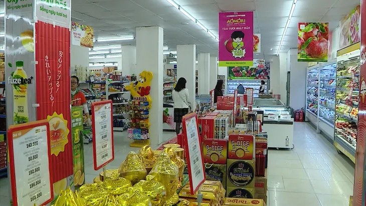 Các siêu thị đã gom được 90% lượng hàng hóa phục vụ Tết Nguyên đán - Ảnh 1. Các siêu thị đã gom được 90% lượng hàng hóa phục vụ Tết Nguyên đán - Ảnh 1.