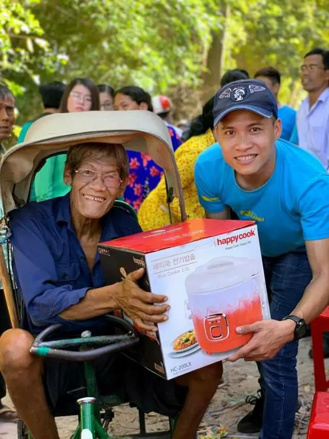 10.000 nồi cơm trao đi, ngàn nụ cười cùng vạn khoảnh khắc yêu thương nhận lại từ Cơm dẻo - Bếp ấm - Ảnh 4. 10.000 nồi cơm trao đi, ngàn nụ cười cùng vạn khoảnh khắc yêu thương nhận lại từ Cơm dẻo - Bếp ấm - Ảnh 4.