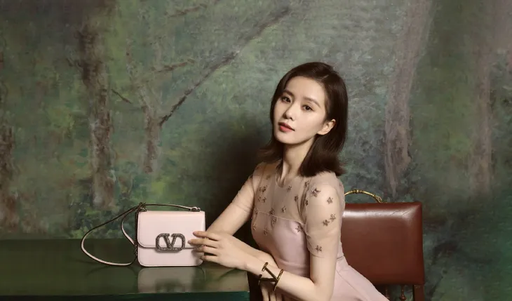 Lưu Thi Thi ngọt ngào tung ảnh chiêu đãi fan đầu năm - Ảnh 5. Lưu Thi Thi ngọt ngào tung ảnh chiêu đãi fan đầu năm - Ảnh 5.