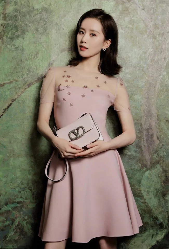 Lưu Thi Thi ngọt ngào tung ảnh chiêu đãi fan đầu năm - Ảnh 3. Lưu Thi Thi ngọt ngào tung ảnh chiêu đãi fan đầu năm - Ảnh 3.