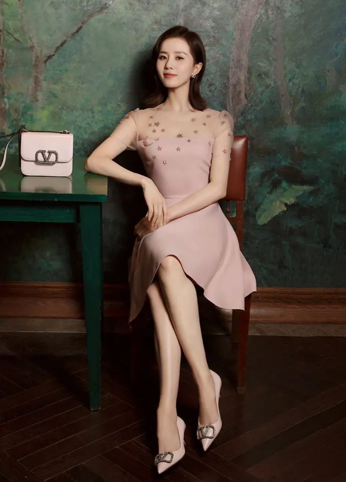 Lưu Thi Thi ngọt ngào tung ảnh chiêu đãi fan đầu năm - Ảnh 1. Lưu Thi Thi ngọt ngào tung ảnh chiêu đãi fan đầu năm - Ảnh 1.