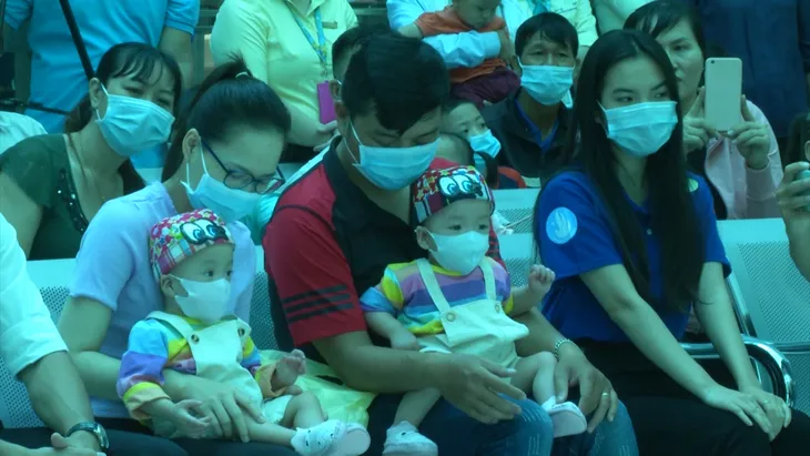 Trúc Nhi - Diệu Nhi đón Trung thu đầu tiên sau ca đại phẫu - Ảnh 2. Trúc Nhi - Diệu Nhi đón Trung thu đầu tiên sau ca đại phẫu - Ảnh 2.