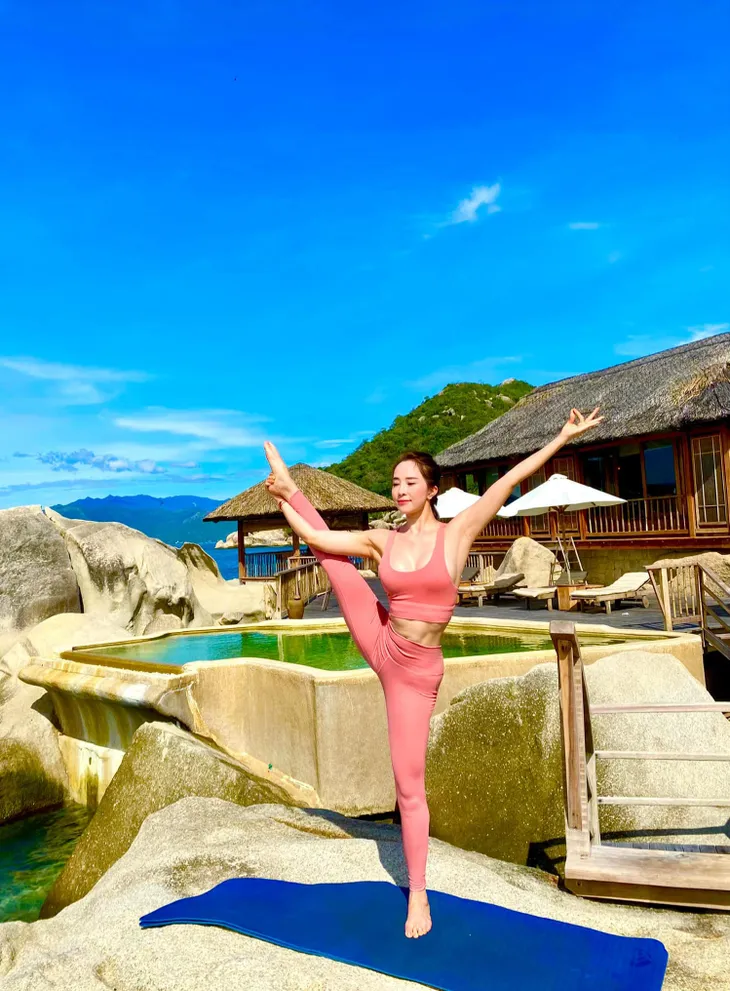 Tròn mắt trước loạt ảnh Yoga của Chi Pu, Thiều Bảo Trâm và các sao Việt - Ảnh 5. Tròn mắt trước loạt ảnh Yoga của Chi Pu, Thiều Bảo Trâm và các sao Việt - Ảnh 5.