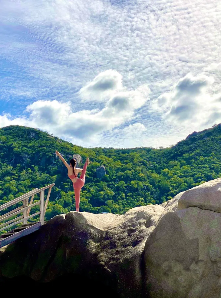 Tròn mắt trước loạt ảnh Yoga của Chi Pu, Thiều Bảo Trâm và các sao Việt - Ảnh 4. Tròn mắt trước loạt ảnh Yoga của Chi Pu, Thiều Bảo Trâm và các sao Việt - Ảnh 4.