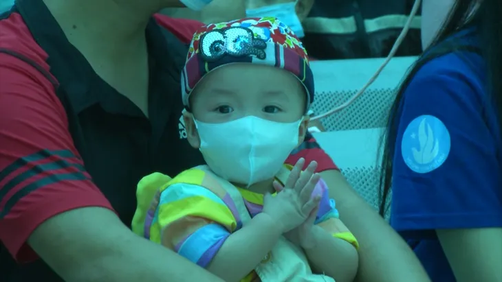 Trúc Nhi - Diệu Nhi đón Trung thu đầu tiên sau ca đại phẫu - Ảnh 4. Trúc Nhi - Diệu Nhi đón Trung thu đầu tiên sau ca đại phẫu - Ảnh 4.