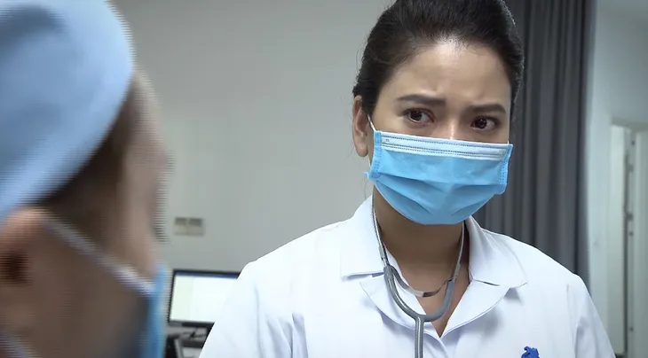 Lửa ấm - Tập 1: Minh lao vào biển lửa, Thủy đối diện giây phút sinh tử của bệnh nhân - Ảnh 4. Lửa ấm - Tập 1: Minh lao vào biển lửa, Thủy đối diện giây phút sinh tử của bệnh nhân - Ảnh 4.