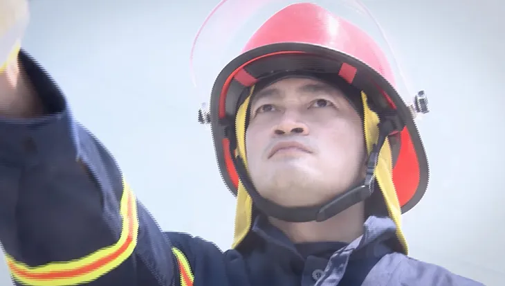 Lửa ấm - Tập 1: Đội trưởng Minh (NSƯT Quốc Thái) và đồng đội lao vào biển lửa - Ảnh 1.