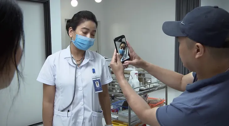 Lửa ấm - Tập 1: Thủy (Thúy Hằng) bị người nhà bệnh nhân quay phim, chụp ảnh vì chưa cứu người ngay - Ảnh 3. Lửa ấm - Tập 1: Thủy (Thúy Hằng) bị người nhà bệnh nhân quay phim, chụp ảnh vì chưa cứu người ngay - Ảnh 3.