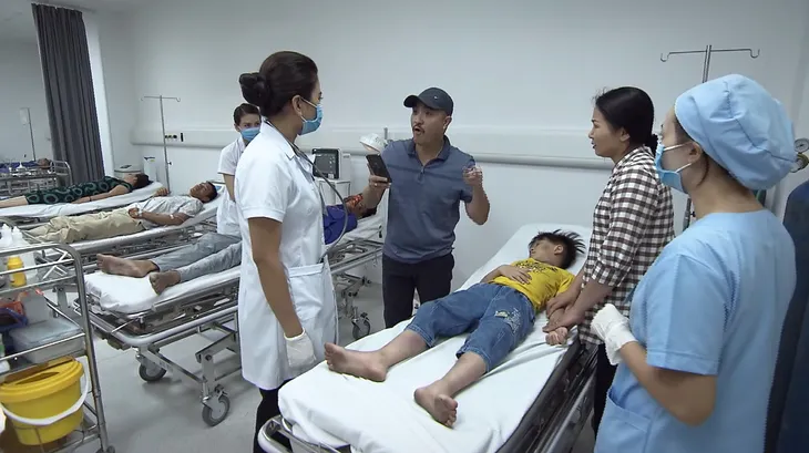 Lửa ấm - Tập 1: Minh lao vào biển lửa, Thủy đối diện giây phút sinh tử của bệnh nhân - Ảnh 3. Lửa ấm - Tập 1: Minh lao vào biển lửa, Thủy đối diện giây phút sinh tử của bệnh nhân - Ảnh 3.