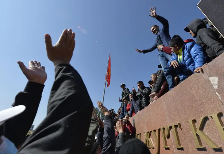Bất ổn tiếp tục leo thang, Kyrgyzstan ban bố tình trạng khẩn cấp tại thủ đô Bishkek - Ảnh 1. Bất ổn tiếp tục leo thang, Kyrgyzstan ban bố tình trạng khẩn cấp tại thủ đô Bishkek - Ảnh 1.