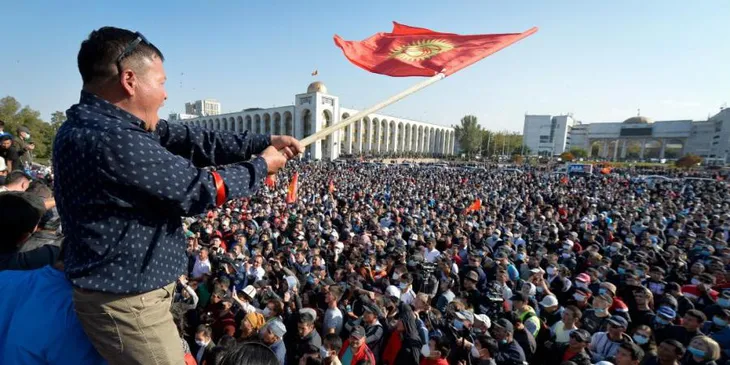 Bất ổn tiếp tục leo thang, Kyrgyzstan ban bố tình trạng khẩn cấp tại thủ đô Bishkek - Ảnh 2. Bất ổn tiếp tục leo thang, Kyrgyzstan ban bố tình trạng khẩn cấp tại thủ đô Bishkek - Ảnh 2.
