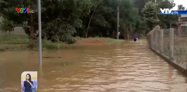 Người dân vùng lũ gặp muôn vàn khó khăn - Ảnh 1.