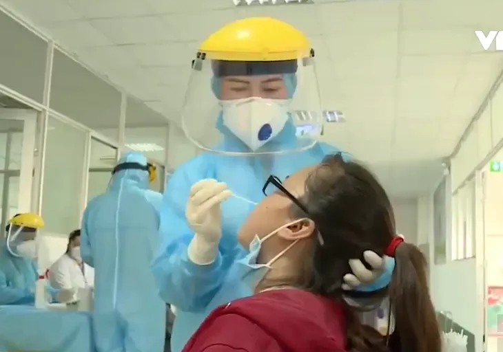 TP.HCM duy trì lấy mẫu xét nghiệm COVID-19 cho tiểu thương, lao động - Ảnh 1. TP.HCM duy trì lấy mẫu xét nghiệm COVID-19 cho tiểu thương, lao động - Ảnh 1.