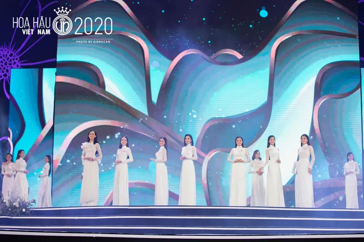Sắc trắng tinh khôi phủ kín sân khấu phần thi Áo dài Bán kết Hoa hậu Việt Nam 2020 - Ảnh 11. Sắc trắng tinh khôi phủ kín sân khấu phần thi Áo dài Bán kết Hoa hậu Việt Nam 2020 - Ảnh 11.