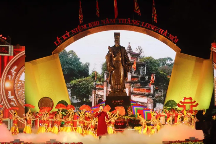 Long trọng kỷ niệm 1010 năm Thăng Long - Hà Nội: Thủ đô ngàn năm văn hiến, anh hùng của cả nước - Ảnh 3. Long trọng kỷ niệm 1010 năm Thăng Long - Hà Nội: Thủ đô ngàn năm văn hiến, anh hùng của cả nước - Ảnh 3.