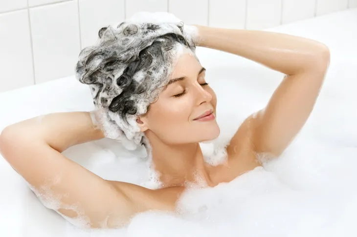 Tạm biệt da đầu nhờn và tóc khô - Ảnh 2. Tạm biệt da đầu nhờn và tóc khô - Ảnh 2.