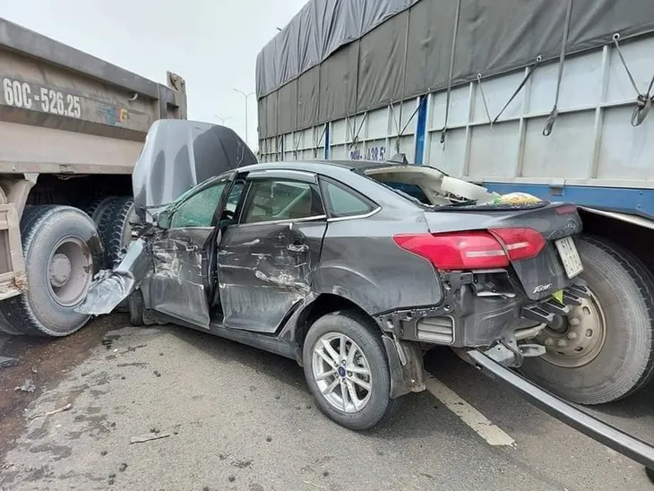 Ô tô 4 chỗ bẹp nát giữa xe ben và xe tải - Ảnh 1. Ô tô 4 chỗ bẹp nát giữa xe ben và xe tải - Ảnh 1.