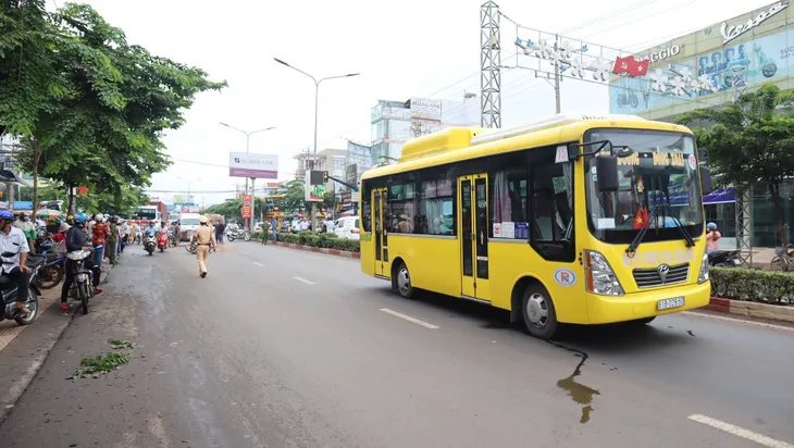 Xe bus tông người phụ nữ đi xe máy tử vong tại Bình Phước - Ảnh 1. Xe bus tông người phụ nữ đi xe máy tử vong tại Bình Phước - Ảnh 1.