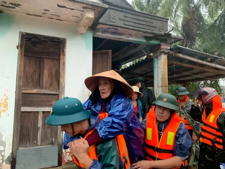 Các tỉnh miền Trung oằn mình trong bão lũ - Ảnh 10.