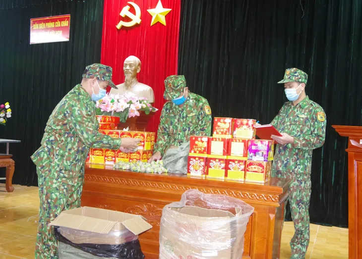 Lạng Sơn bắt vụ vận chuyển pháo nổ trái phép qua biên giới - Ảnh 1. Lạng Sơn bắt vụ vận chuyển pháo nổ trái phép qua biên giới - Ảnh 1.