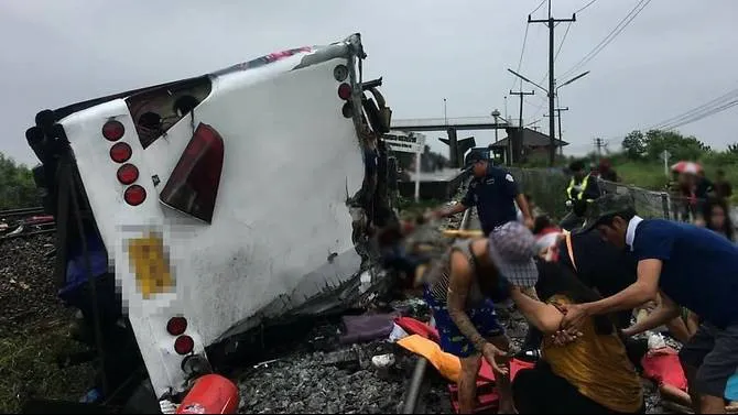 Xe khách va chạm tàu hỏa tại Thái Lan, ít nhất 17 người thiệt mạng - Ảnh 4. Xe khách va chạm tàu hỏa tại Thái Lan, ít nhất 17 người thiệt mạng - Ảnh 4.