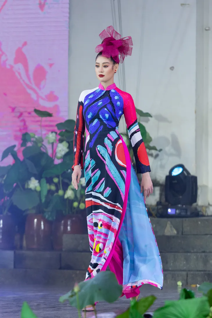 Hoa hậu Khánh Vân nổi bật tại Lễ hội Áo dài TP.HCM 2020 - Ảnh 6. Hoa hậu Khánh Vân nổi bật tại Lễ hội Áo dài TP.HCM 2020 - Ảnh 6.