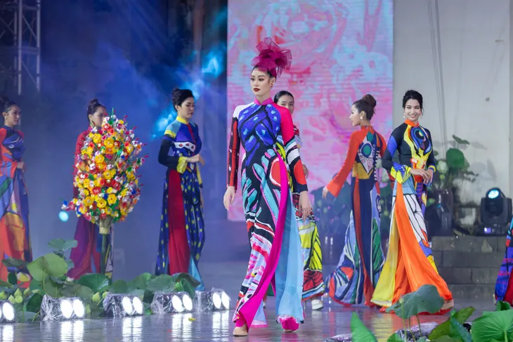 Hoa hậu Khánh Vân nổi bật tại Lễ hội Áo dài TP.HCM 2020 - Ảnh 3. Hoa hậu Khánh Vân nổi bật tại Lễ hội Áo dài TP.HCM 2020 - Ảnh 3.