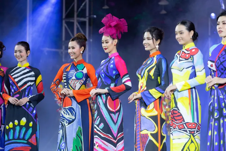 Hoa hậu Khánh Vân nổi bật tại Lễ hội Áo dài TP.HCM 2020 - Ảnh 5. Hoa hậu Khánh Vân nổi bật tại Lễ hội Áo dài TP.HCM 2020 - Ảnh 5.