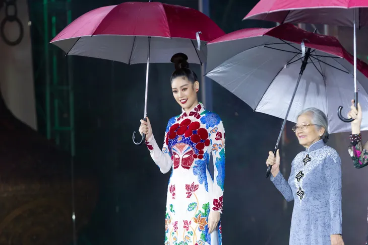 Hoa hậu Khánh Vân nổi bật tại Lễ hội Áo dài TP.HCM 2020 - Ảnh 1. Hoa hậu Khánh Vân nổi bật tại Lễ hội Áo dài TP.HCM 2020 - Ảnh 1.
