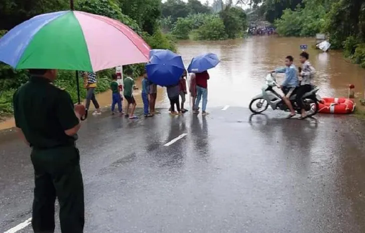 Mưa lũ làm gãy cầu bê tông hàng chục tỷ đồng tại Kon Tum - Ảnh 2. Mưa lũ làm gãy cầu bê tông hàng chục tỷ đồng tại Kon Tum - Ảnh 2.