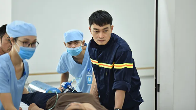 Dàn diễn viên Lửa ấm và những thách thức lớn khi nhập vai bác sĩ, lính cứu hỏa - Ảnh 2.